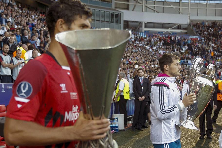 I capitani Fazio e Casillas mostrano i trofei che gli hanno permesso di giocare la Supercoppa. LaPresse